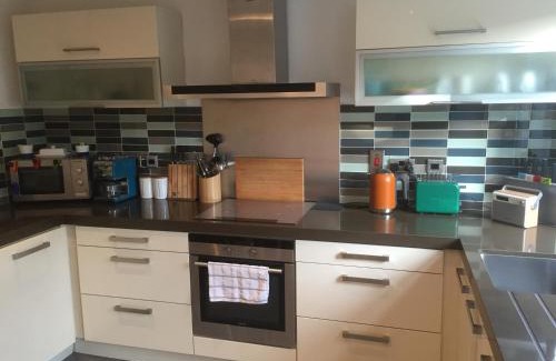 Ranelagh House | Rugby Lodge: Family-Friendly Retreat with Breakfast Included