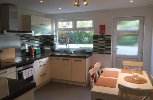 Ranelagh House | Rugby Lodge: Family-Friendly Retreat with Breakfast Included