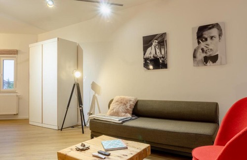Suedost Apartment | Relaxing Retreat: Pet-Friendly Oasis with Full Amenities