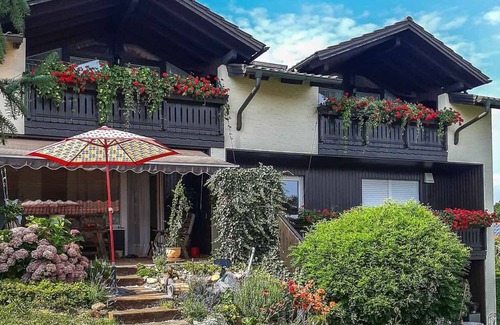 Ruhstorf Apartment | Tranquil FeWo with Balcony & Morning Sun Views
