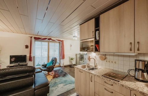 Wurding Apartment | Quiet Apartment with Balcony, Kitchen & Breakfast Included