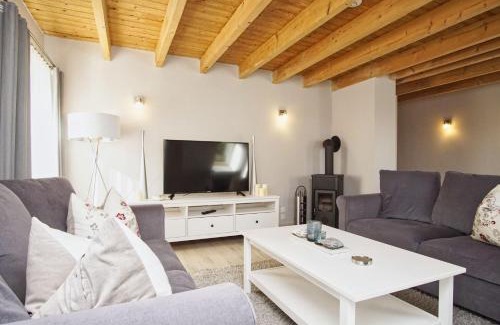 Bergen auf Ruegen Apartment | Idyllic Retreat by the Beach with Pool Access at Gutshaus Silvitz
