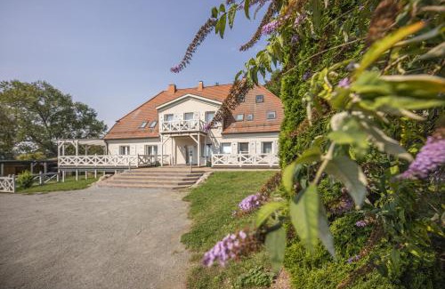 Bergen auf Ruegen Apartment | Idyllic Retreat by the Beach with Pool Access at Gutshaus Silvitz