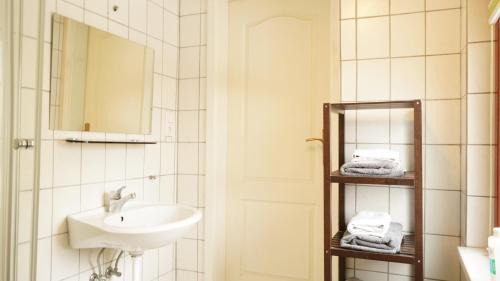 Kreyenbruck Apartment | Romantic Getaway with Unique Charm, Pet & Child Friendly