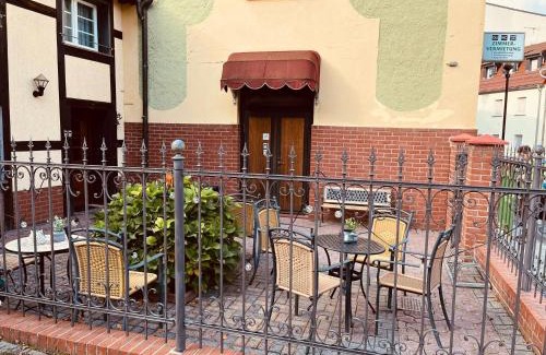Bad Muskau Apartment | Pet-Friendly Ferienwohnung 1 Grüner Fürst with On-Site Dining