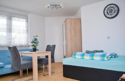 Werderau Apartment | Cozy Retreat with Balcony, Parking & Netflix Access