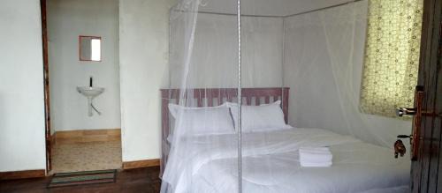 Luhizha House | Ruhija Gorilla Guest House: Pet-Friendly Retreat with Ocean Views