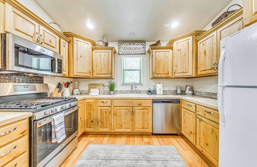 Ruidoso Cabin | Cozy Ruidoso Cabin with Hot Tub & Top Guest Rating!