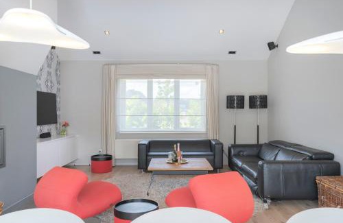 Kuringen House | Spacious Home with Large Enclosed Garden for Your Family