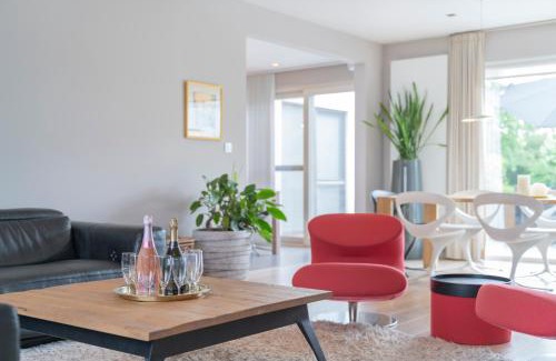 Kuringen House | Spacious Home with Large Enclosed Garden for Your Family