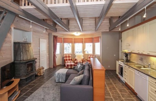 Rukatunturi House | Beautiful Rukan Taikavuosselin Helmi 8a with Lake View