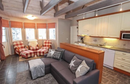 Rukatunturi House | Beautiful Rukan Taikavuosselin Helmi 8a with Lake View