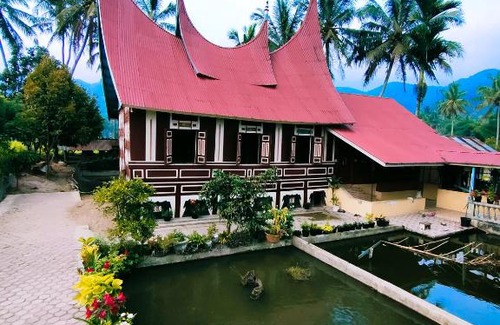 Sumatra House | Guest Rated 9.5: Rumah Gadang Simarasok for Families