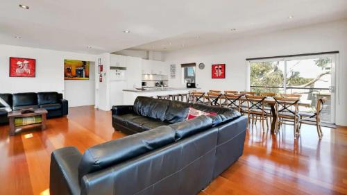 Smiths Beach House | Beachfront Retreat: Rumah Pantai - Child Friendly & Rated 10/10