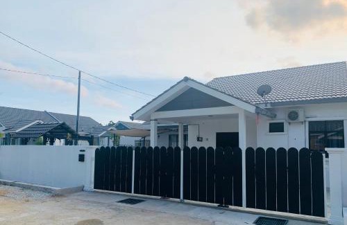 Kuantan House | Family-Friendly Getaway at Rumah Pantai with Pool Access