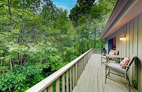 Lake Lure Apartment | Rumbling Bald Resort Unit 2004: Ocean View & Private Beach