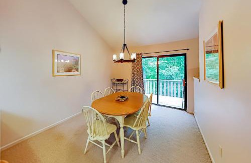 Lake Lure Apartment | Rumbling Bald Resort Unit 2004: Ocean View & Private Beach