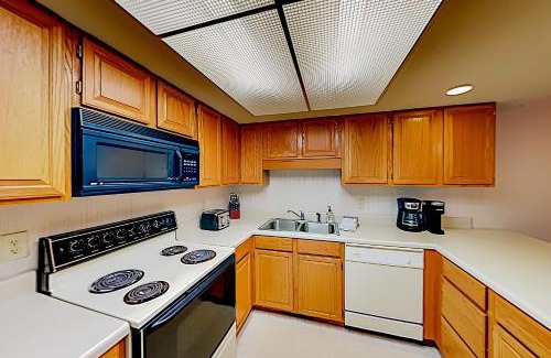 Lake Lure Apartment | Rumbling Bald Resort Unit 2004: Ocean View & Private Beach
