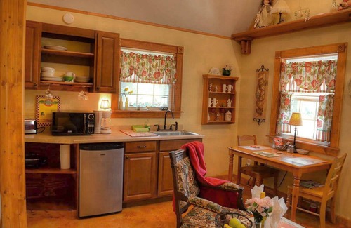 Fredericksburg Cottage | Rumpelstilzchen Cottage: Guest Rated 9.4 with Spa & Breakfast