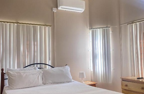 Runaway Bay Villa | Family-Friendly Runaway Bay Villa with Pool and Relaxation