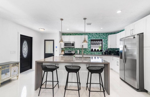 Old Northwood House | Relaxing Runaway Hideaway WPB - Near Downtown & Palm Beach