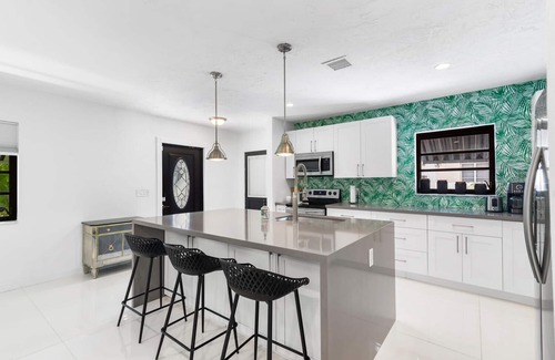 Old Northwood House | Relaxing Runaway Hideaway WPB - Near Downtown & Palm Beach