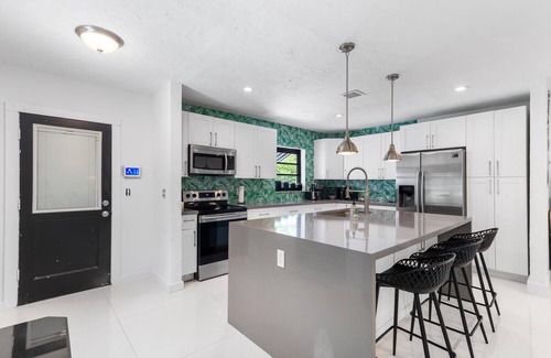 Old Northwood House | Relaxing Runaway Hideaway WPB - Near Downtown & Palm Beach