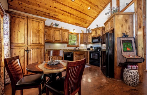 Hochatown Cabin | Runaway Rabbit: Cozy 1BR Retreat with Spa & Hot Tub