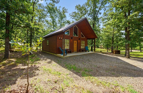 Hochatown Cabin | Runaway Rabbit: Cozy 1BR Retreat with Spa & Hot Tub