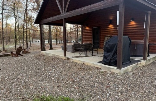Hochatown Cabin | Runaway Rabbit: Cozy 1BR Retreat with Spa & Hot Tub