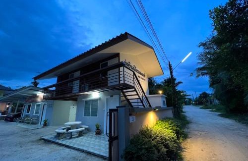 Ranong House | Discover Rung Inn Homestay with Pool and Family Amenities
