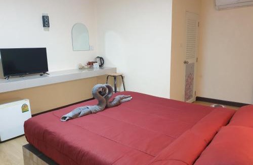 Ranong House | Discover Rung Inn Homestay with Pool and Family Amenities