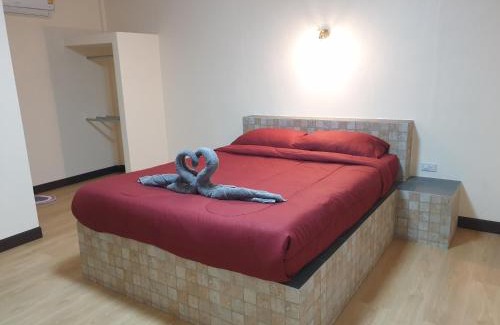 Ranong House | Discover Rung Inn Homestay with Pool and Family Amenities