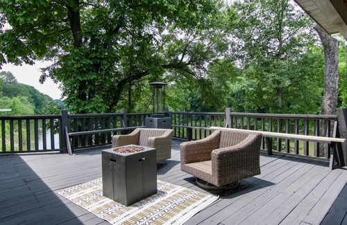 Alleene House | Ideal Getaway at Running M Fish Camp with Two Boat Slips