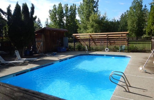 Winthrop Apartment | Experience Running Wolf Studio: Pool, Hot Tub & Trail Access