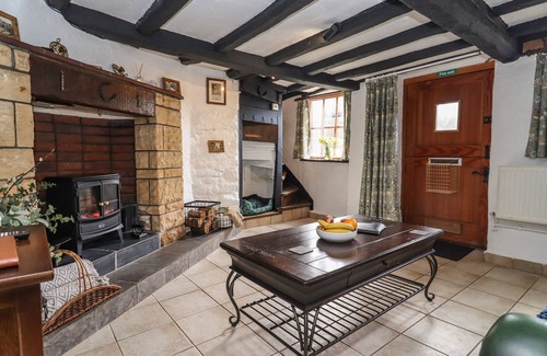 Tewkesbury Cottage | Pet-Friendly RUNNYMEDE: Character Cottage in Tewkesbury