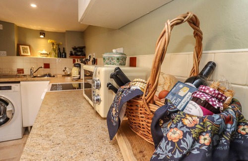 Tewkesbury Cottage | Pet-Friendly RUNNYMEDE: Character Cottage in Tewkesbury