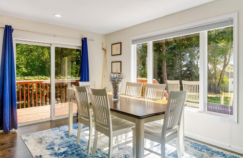 Oak Harbor House | Cozy Runway Hideout: Pet-Friendly Stay for the Whole Family