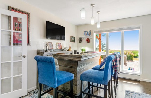 Oak Harbor House | Cozy Runway Hideout: Pet-Friendly Stay for the Whole Family