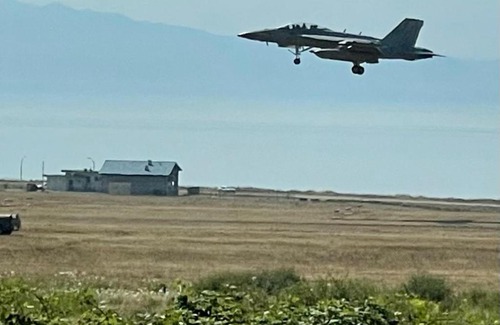 Oak Harbor House | Cozy Runway Hideout: Pet-Friendly Stay for the Whole Family