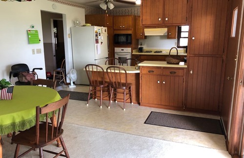 Oakdale House | Serene Rural Retreat with Breakfast, Just 20 Min from Iowa City