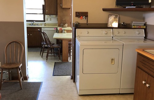 Oakdale House | Serene Rural Retreat with Breakfast, Just 20 Min from Iowa City