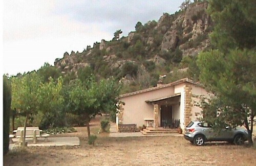 Arboli Cottage | Spacious Pet-Friendly Apartment with Ocean View for 8