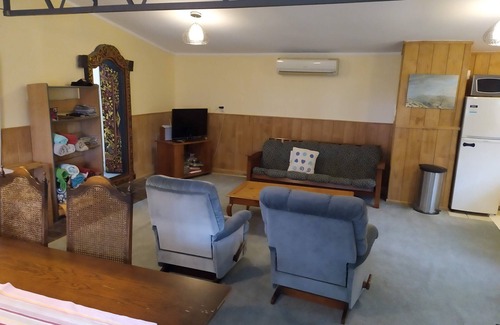 Horokiwi Cottage | Cozy Rural Bach in the Heart of the Capital