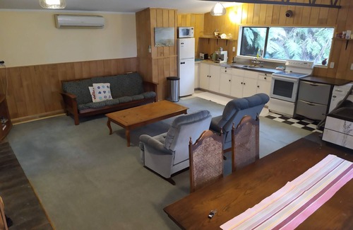 Horokiwi Cottage | Cozy Rural Bach in the Heart of the Capital