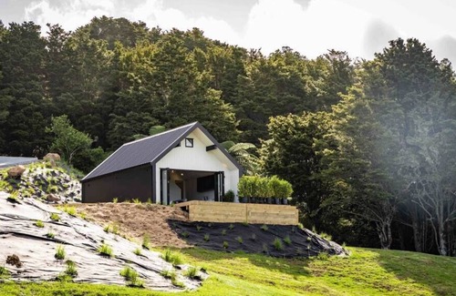 Mangawhai Villa | Rural Boutique Paradise with a glimpse of the sea.