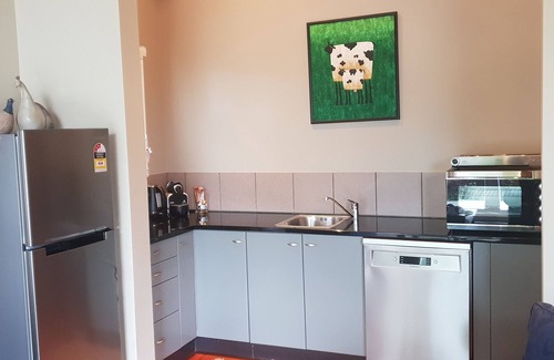 Parkvale Cottage | Idyllic Cottage Stay in Havelock North with Scenic Views