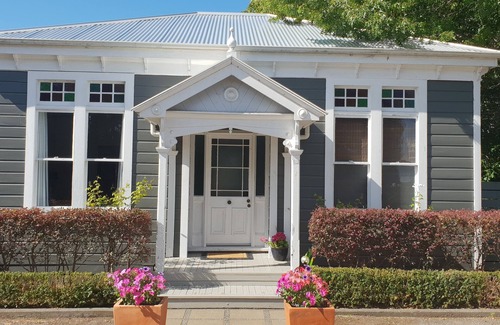 Parkvale Cottage | Idyllic Cottage Stay in Havelock North with Scenic Views