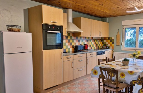 Bais Cottage | Gite Bais: Family-Friendly Retreat with Pool and Spa