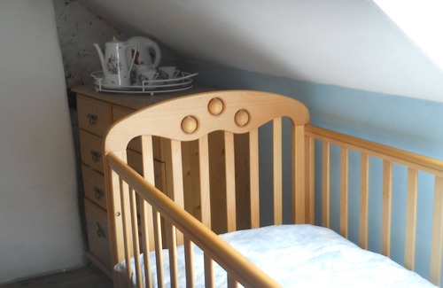 Hambers Cottage | Charming Country Cottage with Breakfast and Family-Friendly Amenities